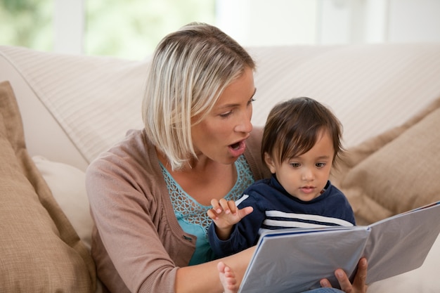 Madre mirando un libro con su hijo