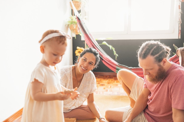 Madre mirando a su hija