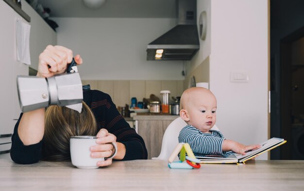 Madre moderna cansada y niño pequeño después de una noche sin dormir