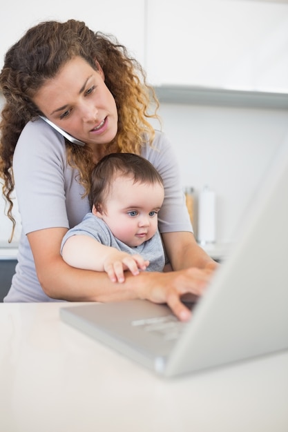 Madre multitarea en casa