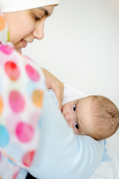 Madre musulmana está amamantando a su bebé