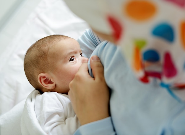 Madre musulmana está amamantando a su bebé