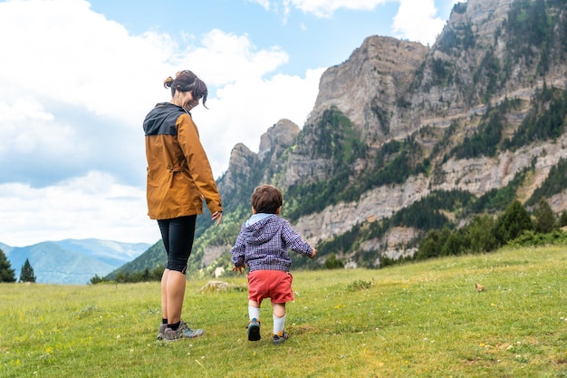 Una madre en la naturaleza con su hijo en el valle de Tena en los Pirineos Huesca España