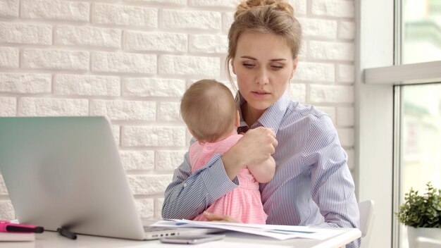 Foto madre de negocios trabajando desde casa con niño madre con niño buscando documentos