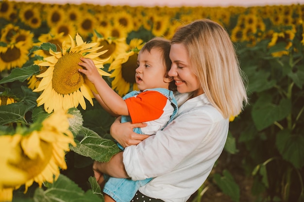 Madre y niña con los brazos levantados