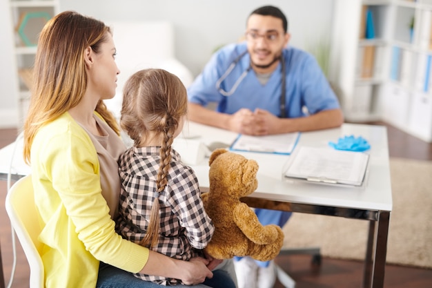 Madre con niña en consultorio