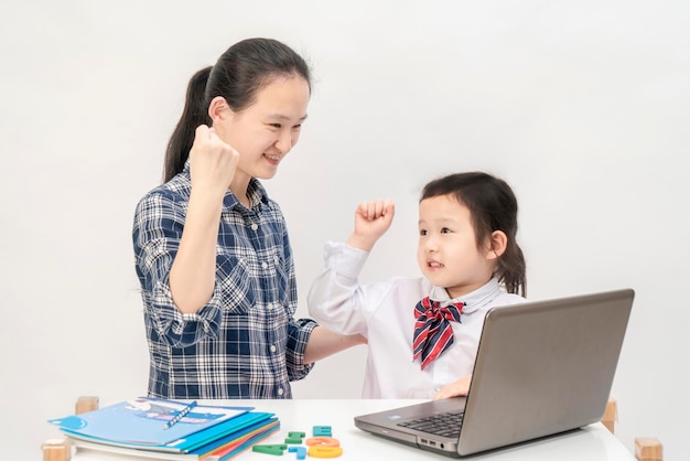 La madre y la niña están aprendiendo letras en inglés.