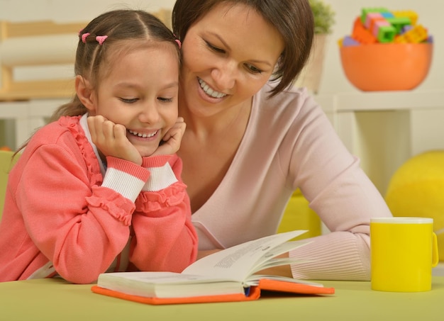 madre con la niña haciendo la tarea