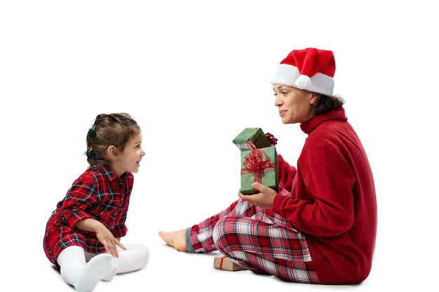 madre y niña en navidad