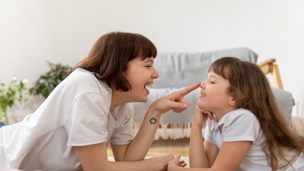 Foto madre y niña pasando tiempo juntos