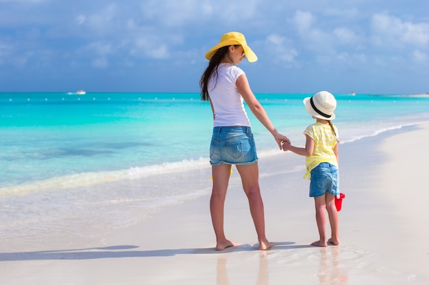 Madre y niña en la playa tropical durante las vacaciones de verano