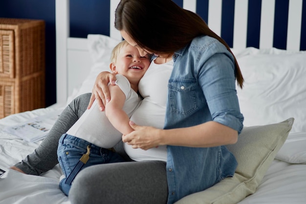 Madre y niña sentadas en casa