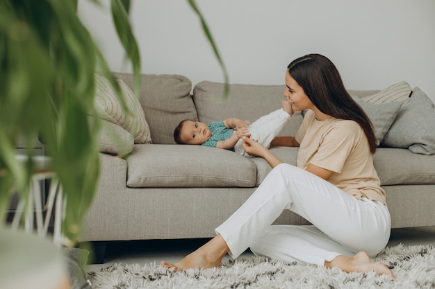 Madre con niña en el sofá en casa