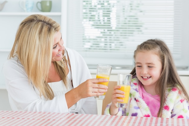 Madre y niño bebiendo jugo