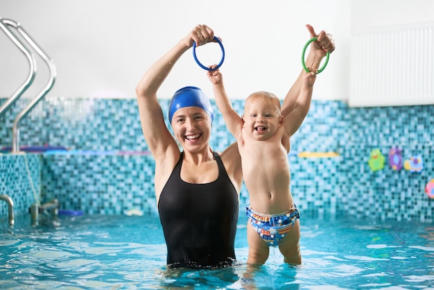 Madre con niño en entrenamiento de piscina