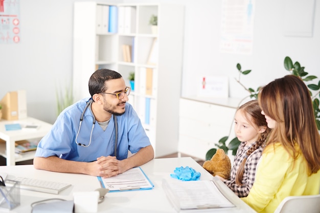 Madre con niño pequeño en el consultorio del médico