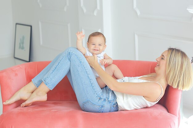 madre con un niño pequeño niño / dos familias madre e hijo maternidad, salud con felicidad