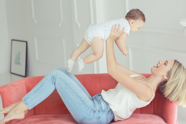 madre con un niño pequeño niño / dos familias madre e hijo maternidad, salud con felicidad