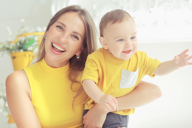 madre con un niño pequeño niño / dos familias madre e hijo maternidad, salud con felicidad