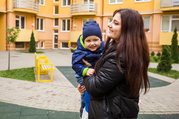 madre, con, niño pequeño, en, patio de recreo