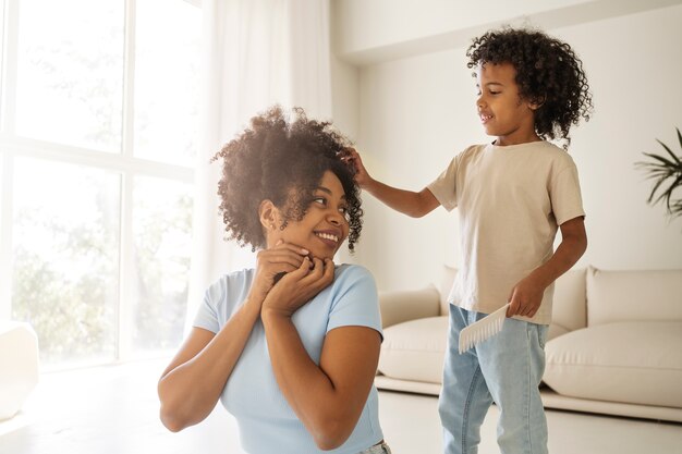 Foto madre y niño sonriente de tiro medio