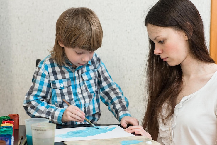 Foto madre con niños hijo pintar colores en casa