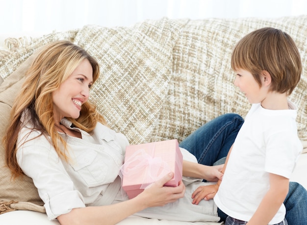 Madre ofreciendo presente a su hijo