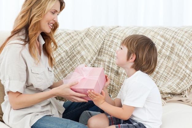 Madre ofreciendo presente a su hijo