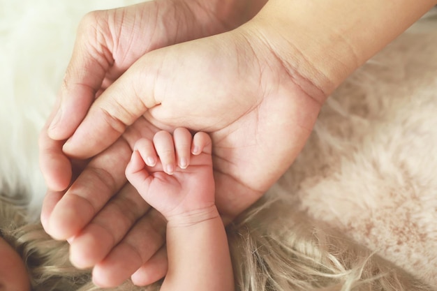 Madre y padre cuidan al recién nacido con calidez.