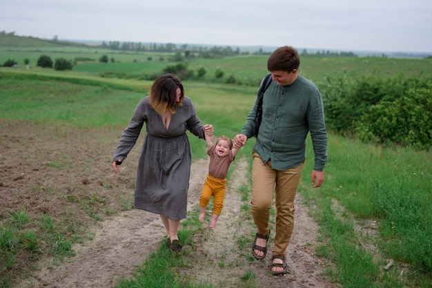 Madre, padre e hija en un campo