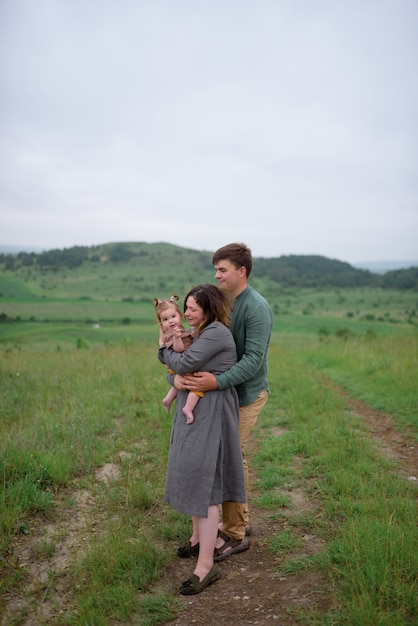 Madre, padre e hija en un campo