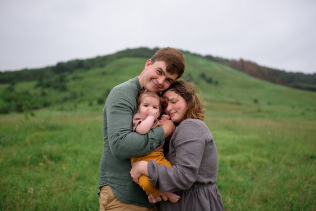 Madre, padre e hija en un campo