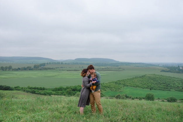 Madre, padre e hija en un campo