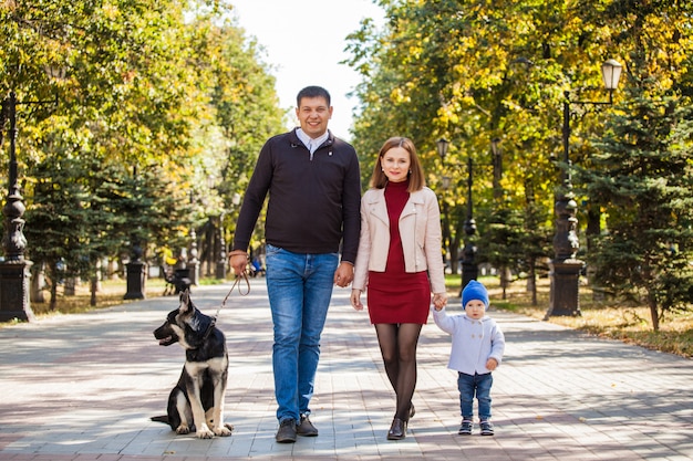 Madre, padre e hijo en un paseo por el parque.