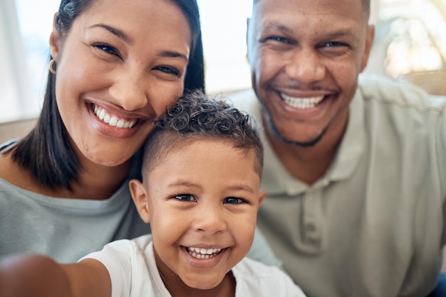 Madre padre e hijo en una selfie o retrato en la sala de estar de la casa uniéndose y disfrutando de las vacaciones en familia Mamá papá y niño feliz niño o niño con una gran sonrisa ama las fotos en México