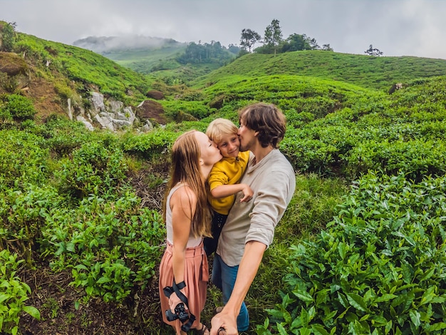 Madre, padre e hijo viajan a una plantación de té en Malasia. Concepto de viajar con niños