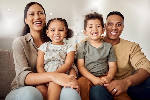 Madre y padre de familia con hijos por amor y sonrisa relajándose en el sofá de la sala de estar para un tiempo de unión de calidad en casa Retrato de mamá feliz papá e hijos sonriendo de felicidad por romper juntos