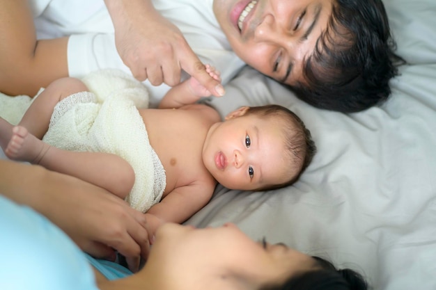 Madre y padre jóvenes sonrientes con un concepto de familia y amor para bebés recién nacidos