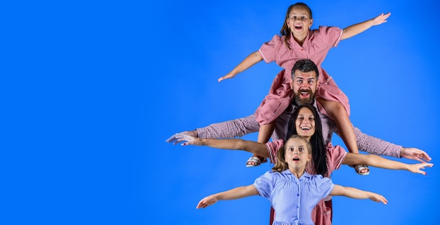 La madre y el padre pasan tiempo con sus alegres niñas, su familia.