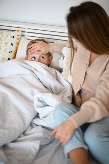 Foto madre pasando tiempo con su hijo