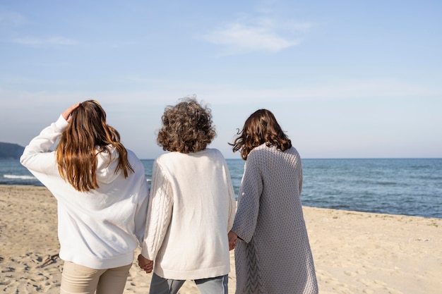 Madre pasar tiempo con sus hijas en la playa.