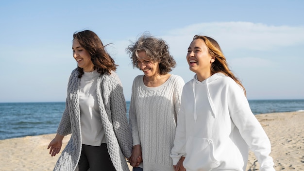 Madre pasar tiempo con sus hijas en la playa.