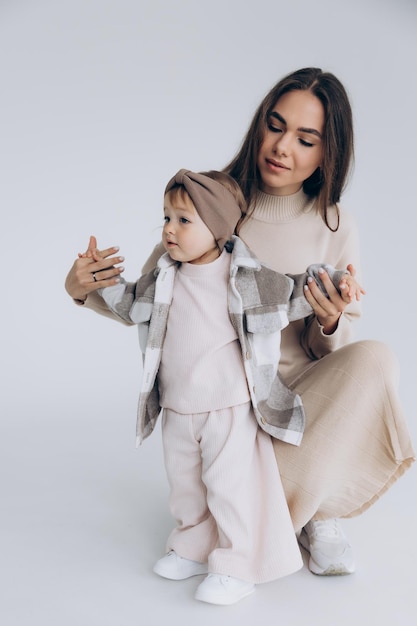 Madre pequeña hija aislada sobre fondo blanco estudio retrato día de la madre amor familia