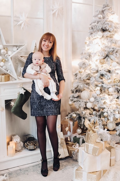 Madre posando con su hijo el día de Navidad