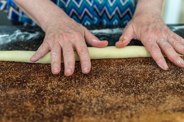 Foto madre preparando una masa