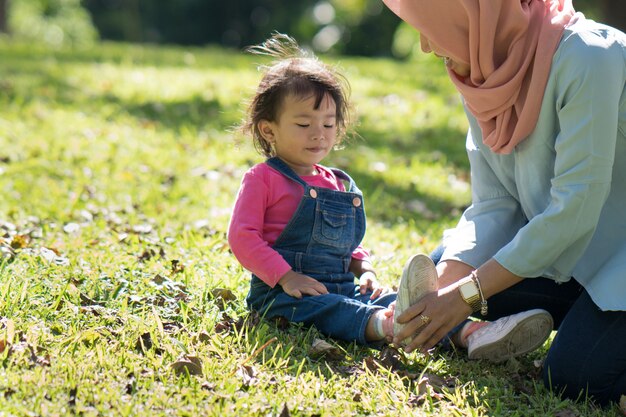 Madre le puso zapatos a su hija