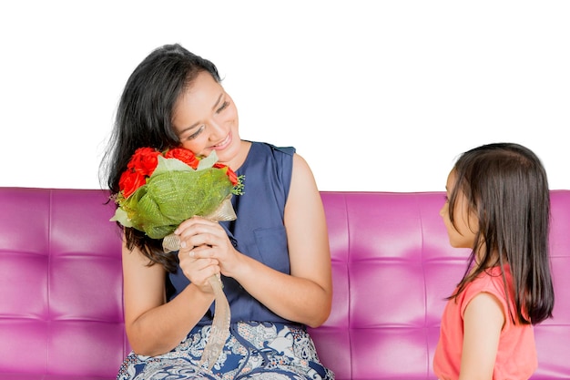 La madre recibe flores de su hija en el estudio
