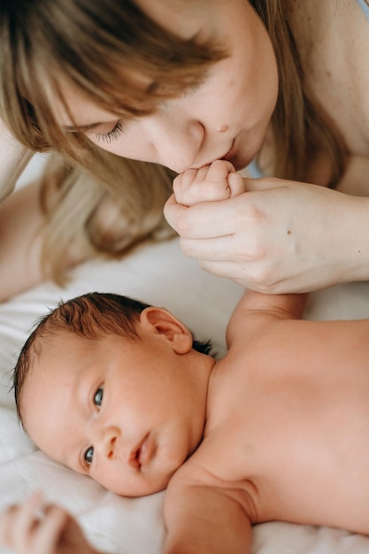 Madre recién nacido bebé brazos nacimiento nueva vida