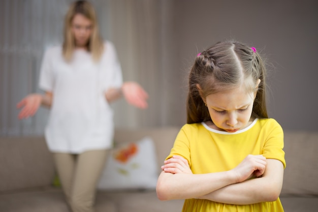 Madre regaña a su hija