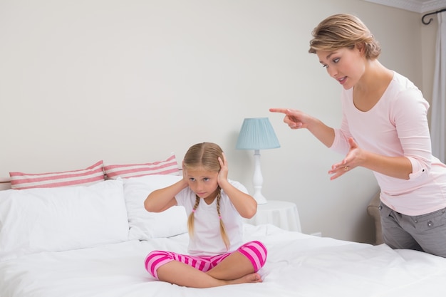 Madre regañando a su hija traviesa